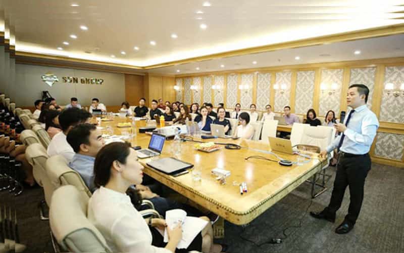 Chuyên gia Nguyễn Ngoan trong buổi đào tạo tại Sun Group.