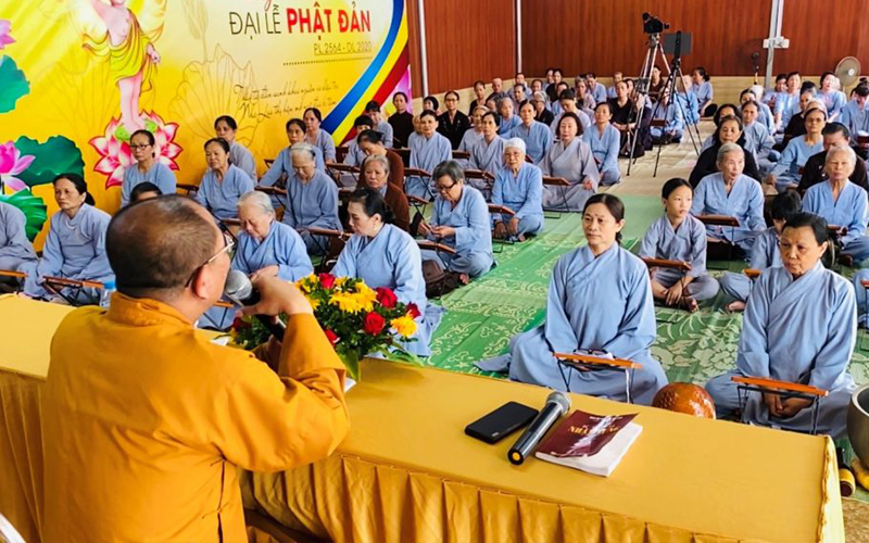 Phật tử tham gia các buổi giảng đạo trong dịp lễ Phật đản. 