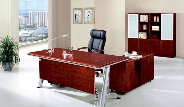 Có thể để bàn chếch sang một hướng của cửa ra vào