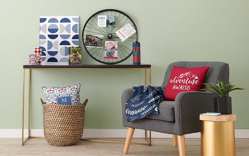 Sử dụng một chiếc giỏ đựng đồ giúp bạn giữ phòng khách luôn gọn gàng. 