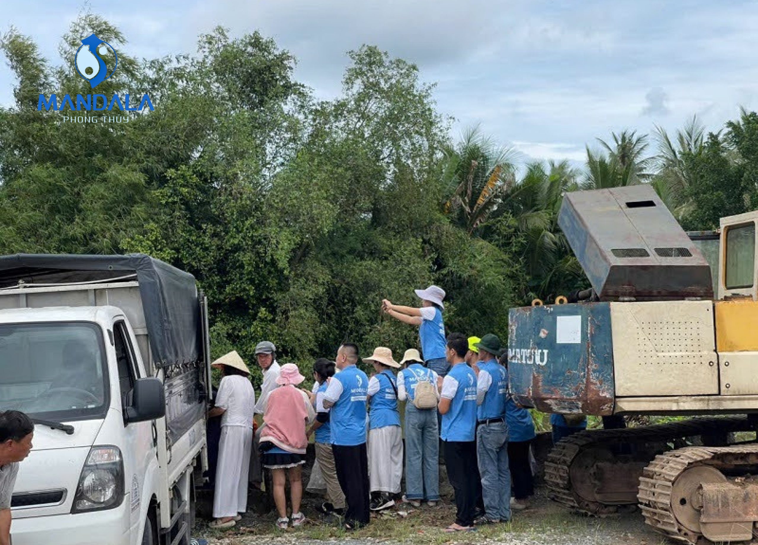 Đoàn thiện nguyện chuẩn bị phát quà và phóng sinh tại địa phương Đoàn thiện nguyện chuẩn bị phát quà và phóng sinh tại địa phương