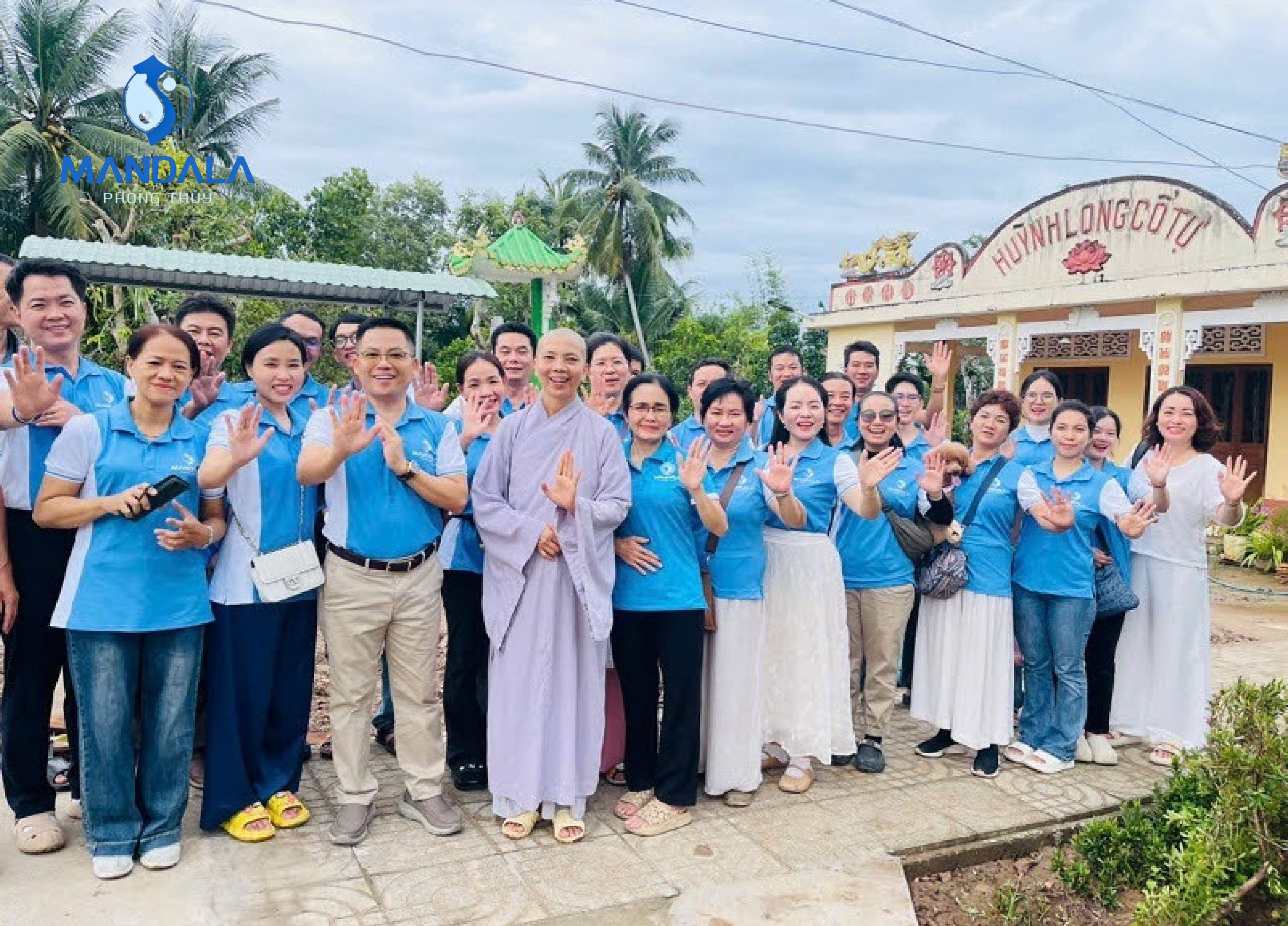 Thành viên Mandala chụp ảnh lưu niệm cùng Ni Sư sau buổi lễ Thành viên Mandala chụp ảnh lưu niệm cùng Ni Sư sau buổi lễ