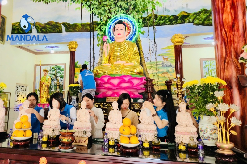 CLB Mandala Phong Thủy cúng dường công quả bằng tâm thành kính