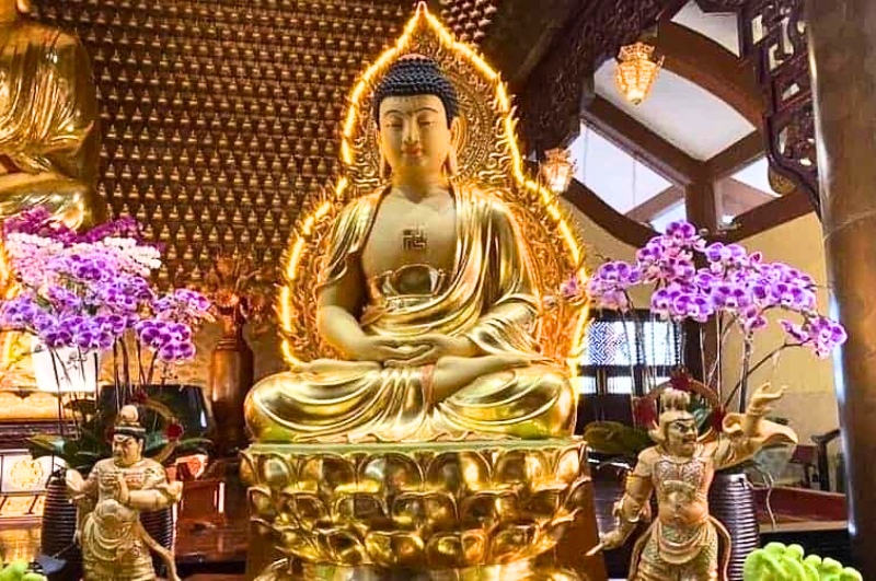 Chọn hoa cúng Phật đúng phong thủy là cách thể hiện trọn vẹn lòng thành kính và trí tuệ