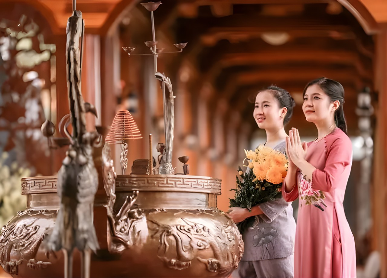 Dâng hoa cúng Phật