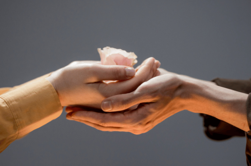 Làm phúc bố thí trong tinh thần quy y tam bảo giúp nuôi dưỡng phước báu và lan tỏa năng lượng thiện lành