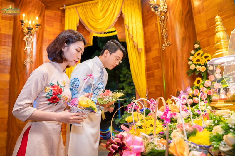 Mỗi đóa hoa cúng Phật là một pháp khí năng lượng, góp phần làm sáng gia đạo