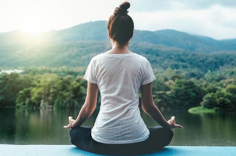 Sống tỉnh thức không phải nâng tần số cao lên mãi, mà là giữ năng lượng ổn định trong một thân – tâm vững vàng