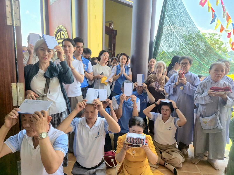 nghi-le-cau-an-theo-kinh-duoc-su-tai-chua-long-an