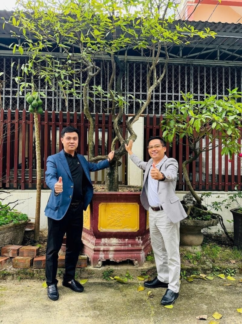 hoi-ngo-duoi-goc-tram-huong-hon-50-nam-tuoi-cung-doanh-nhan-nguyen-dang-quan-chu-tich-tap-doan-sotek